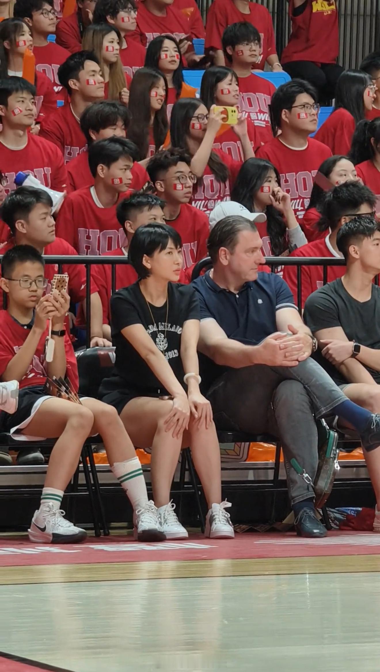 近日，福建男篮伍总和主帅凯撒被拍到现身CUBAL现场，两人一同观战并考察球员。今