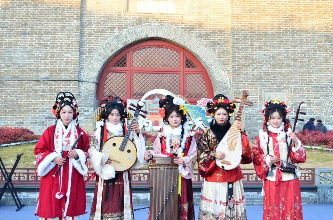 东昌古城，人真多。
还动不动就时空穿越。

没有去看看走走，真的是遗憾与错过了。