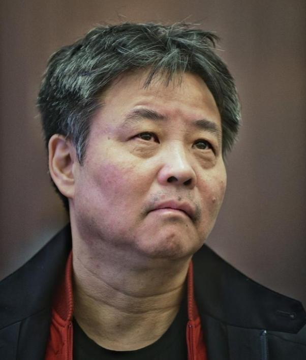 31岁的余华在北京初遇“红颜知己”陈虹，回家后，他毅然和发妻离婚，带着陈虹挤在不
