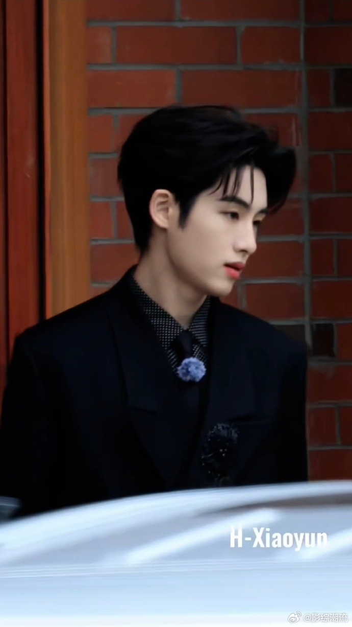 董思成黑西装出街风华合伙人董思成黑西装出街名场面，身姿挺拔气质绝了，清冷贵气感扑