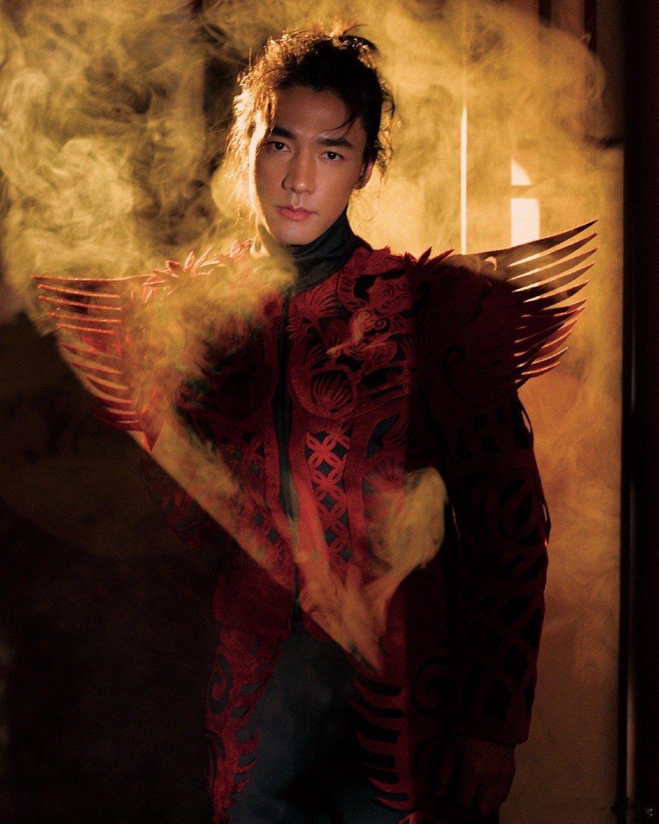 此沙穿剪纸铠甲  此沙在春晚舞台身着剪纸铠甲，魅力无限。红色的剪纸元素，充满年味