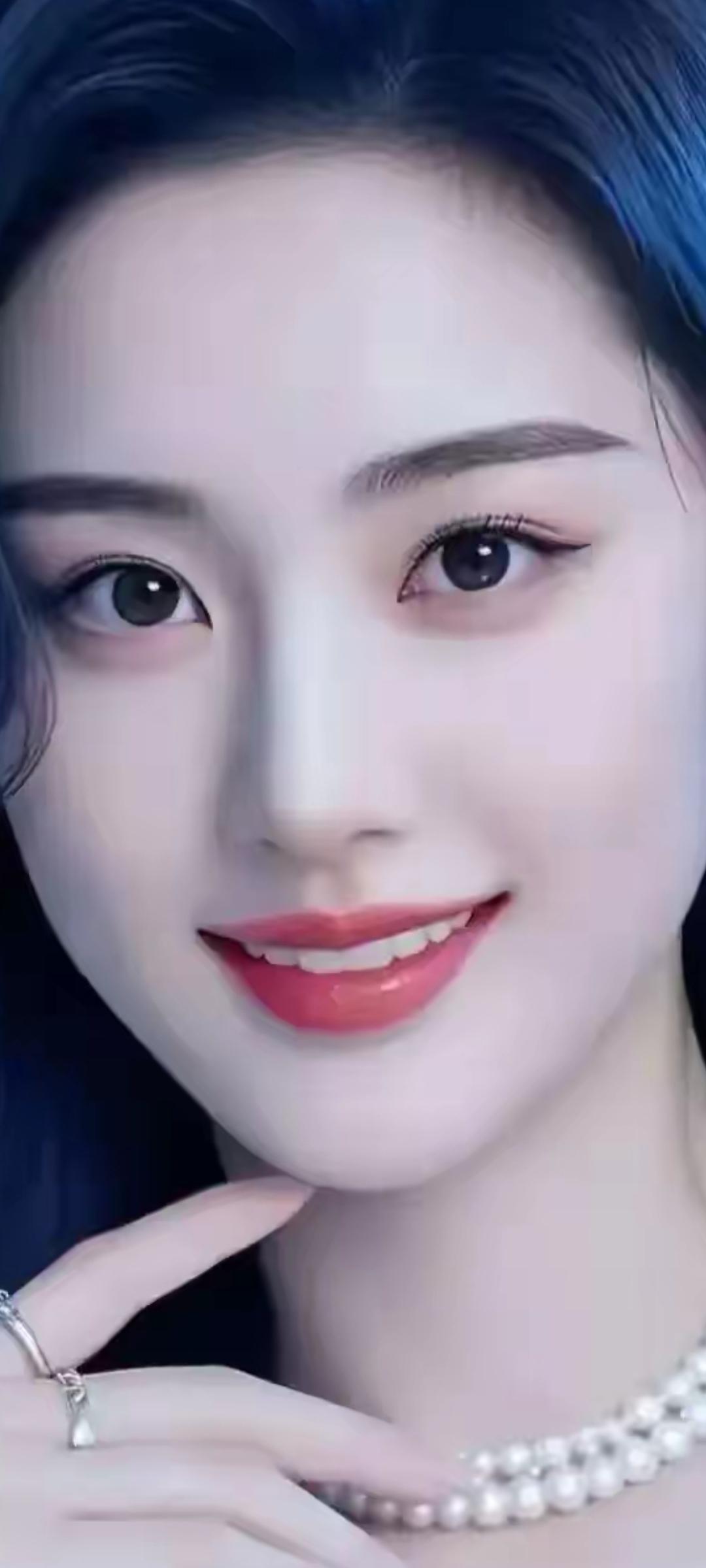 梦幻蓝发少女，微笑如春风，珍珠项链闪耀，优雅动人。