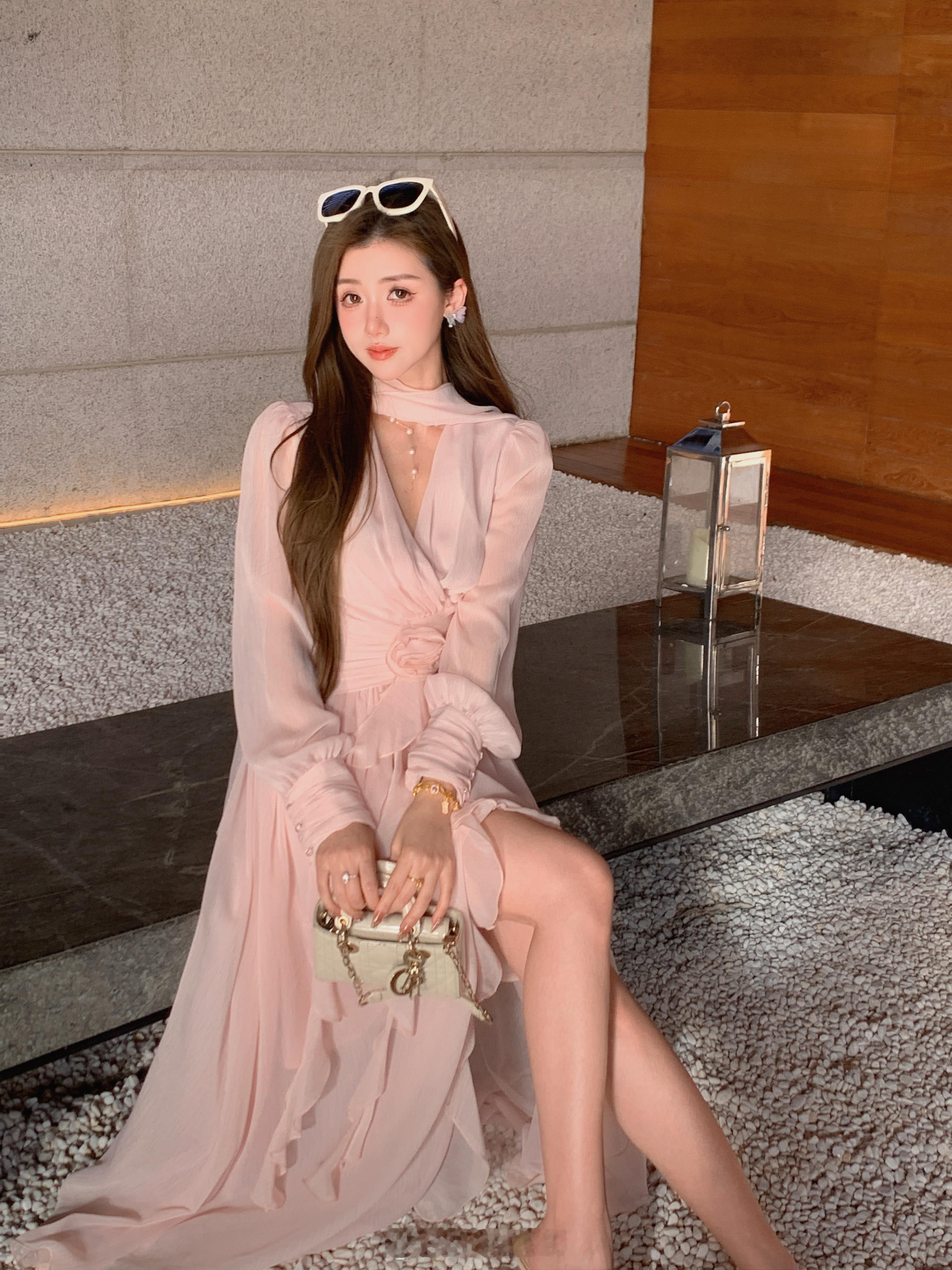 这个裙子简直是封神了[坏笑]版型无可挑剔显瘦仙气还不挑人颜色就是浅浅的肉雾粉不显