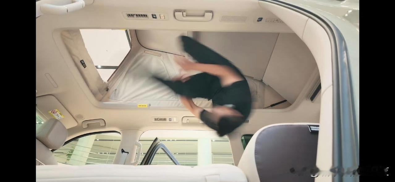 我做梦都梦不到人能在SUV里做空翻。

这车评人牛