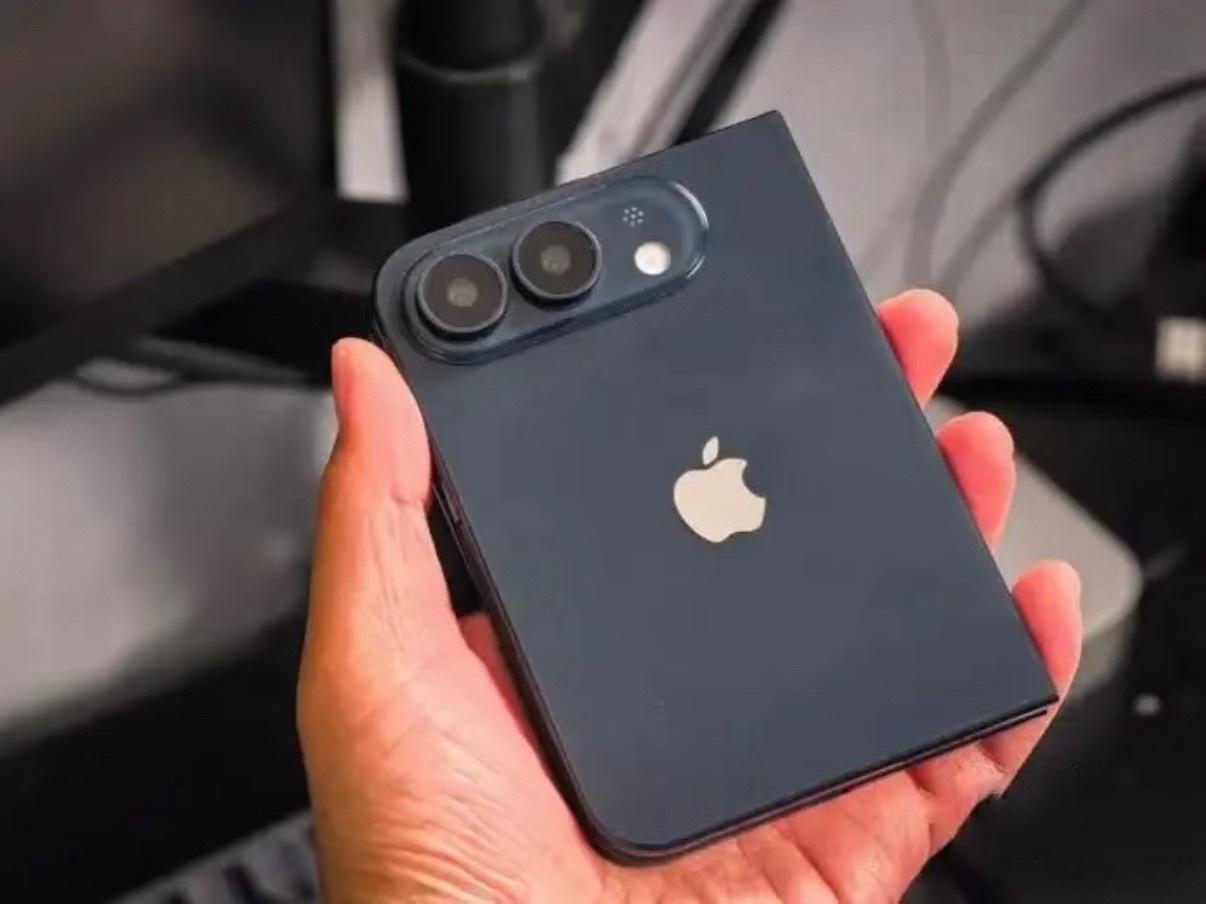 iPhoneUltra黑色机模说实话感觉还是常规的阔折叠，果子总比人慢一步……不