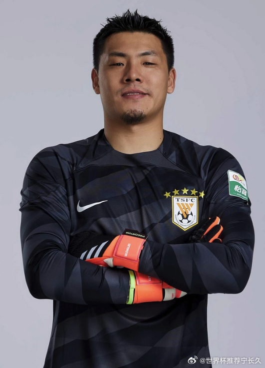 我心目中的国足现役最强首发11人门将——王大雷（36岁，辽宁大连人）后卫——胡荷