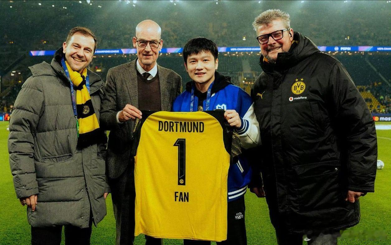 樊振东缺席世乒赛名单引爆舆论，日媒惊呼“旷世天才”！多特蒙德赠定制球衣，萨尔布吕