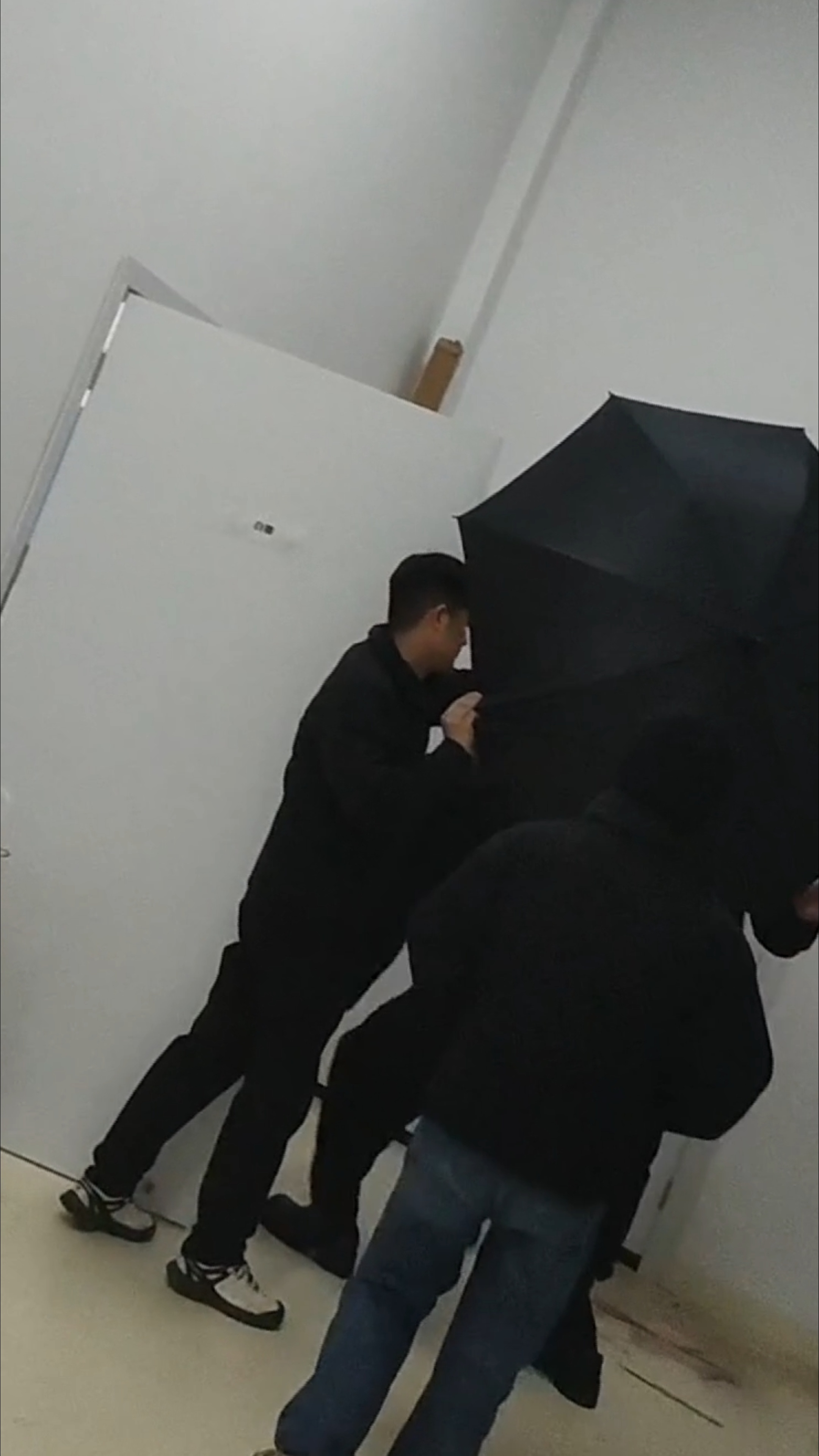 老豆原本想帅气跨入，奈何jio底打滑，只能cos一下安全出口🏃♀️🏃♀️🏃