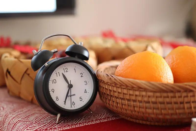 节后作息乱套太常见，熬夜守岁让生物钟彻底“跑偏”，出现躺下30分钟睡不着等睡眠问