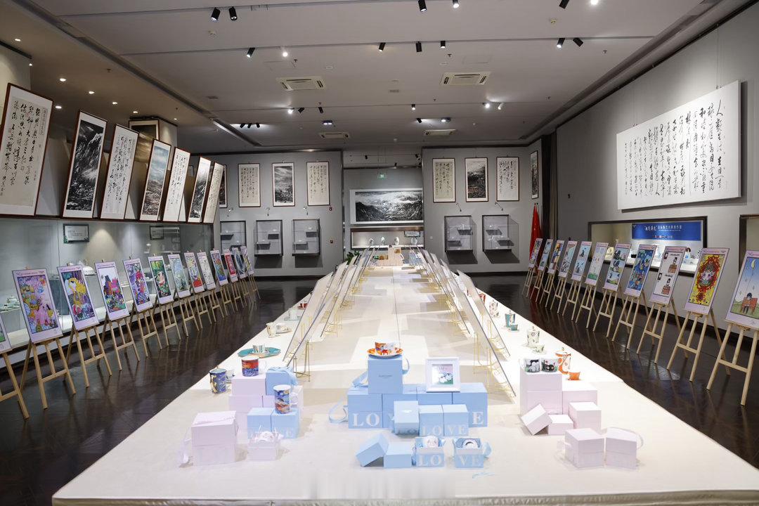 今天，童心向美首届少儿创意漫画插画大赛颁奖盛典暨获奖作品展在淄博华光国瓷启幕！本