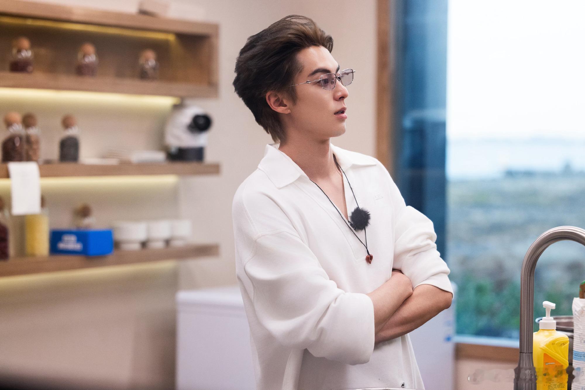 王鹤棣  冷静、清醒、有办法，这就是智性恋最爱的特质啊王鹤棣完全是智性恋天菜亲爱