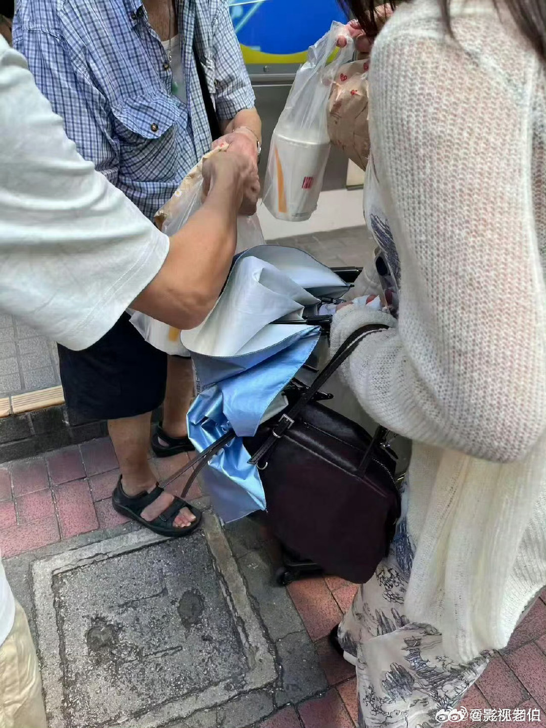 女子中万元餐券宴请环卫工谁被这份善意打动了！女生香港之行意外中万元麦麦餐券，马上