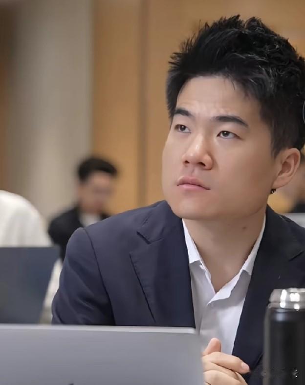 自从6.18日之后，董宇辉只闪现过直播间一次。然后半个月的时间他应该在开各种的会