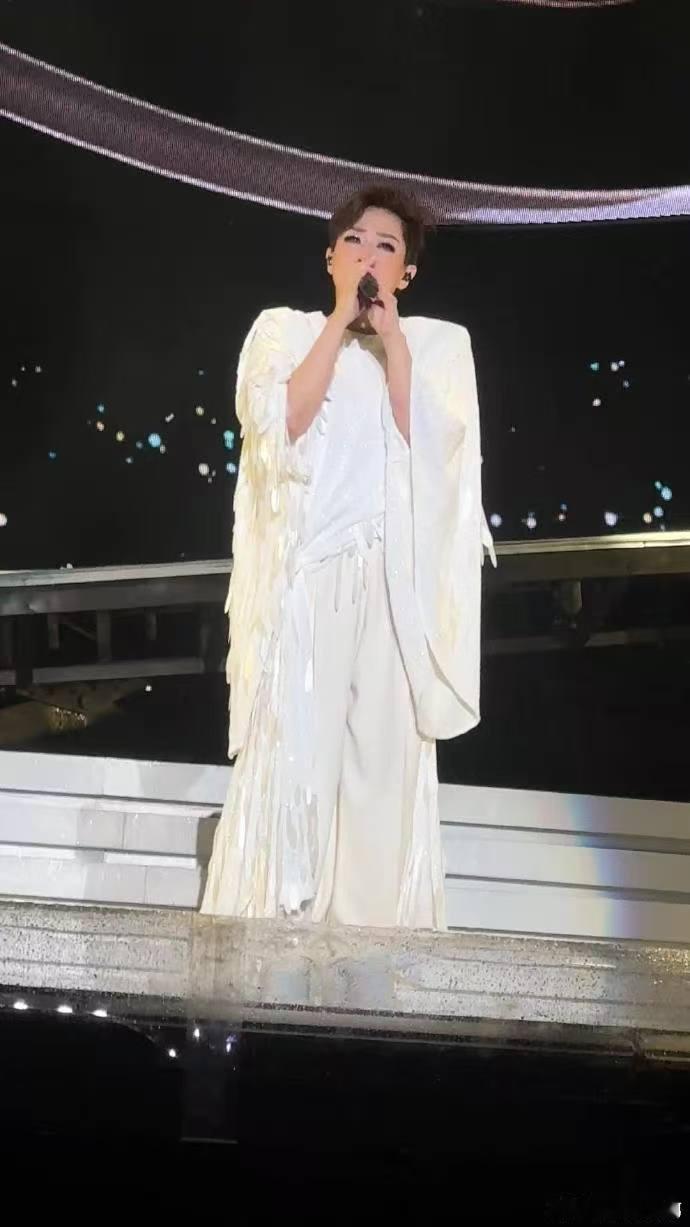 林忆莲演唱会听取妈声一片 救命！林忆莲演唱会台下也太热闹了吧！“妈咪”喊声此起彼