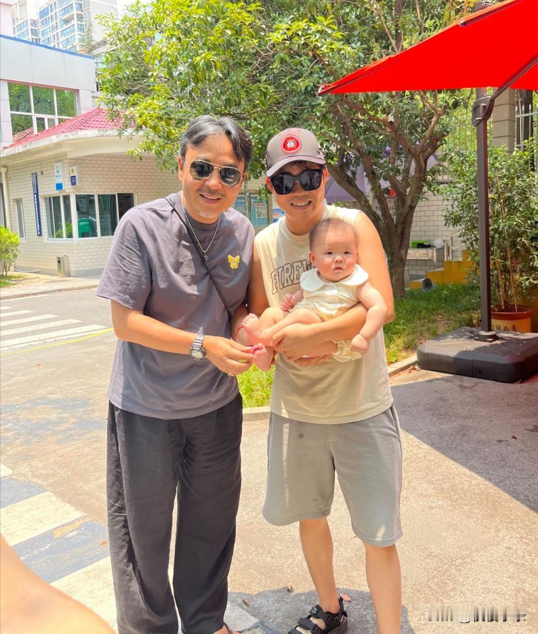 51岁汪涵现身南昌旅游，他的穿衣打扮很朴素，头上好多白发，面容憔悴沧桑，整个人好