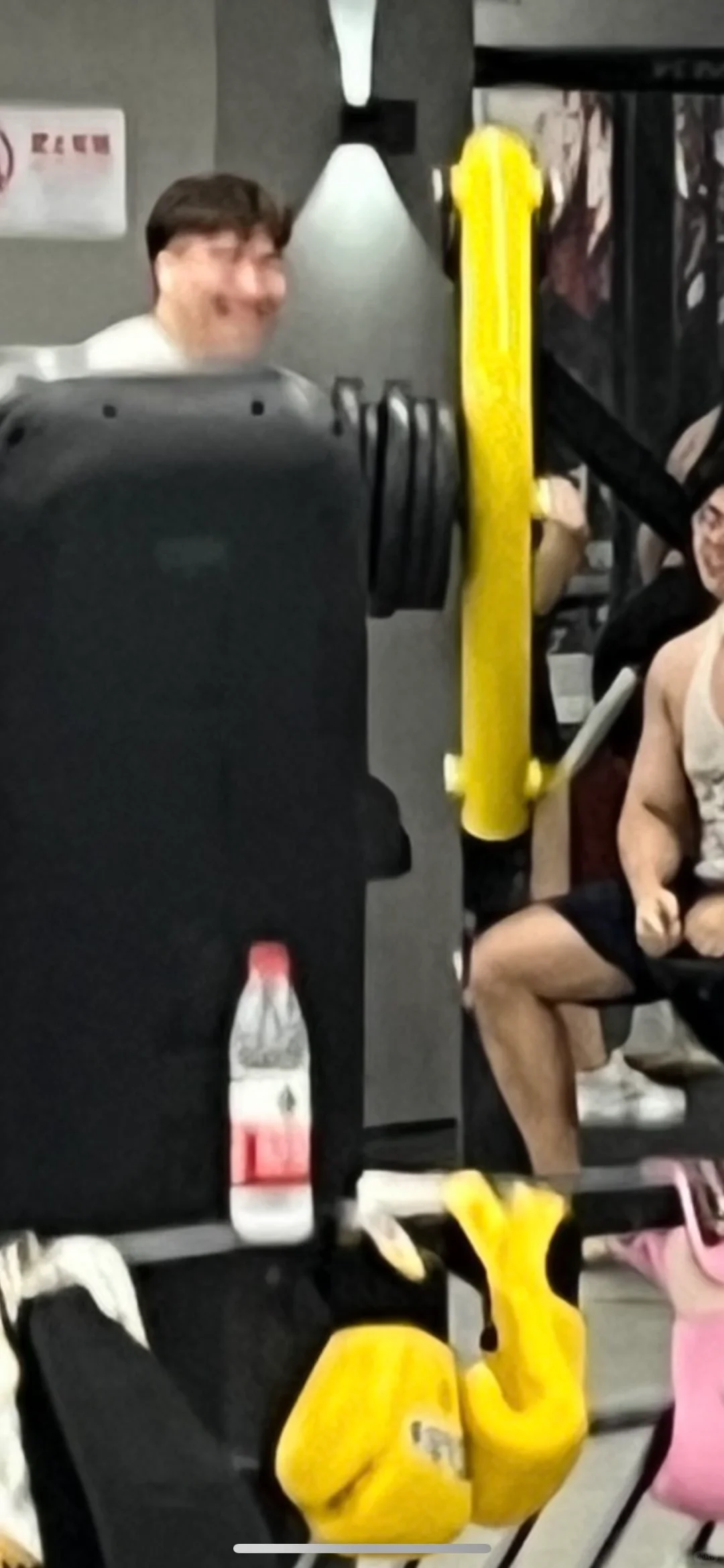 今天在健身房看到一个练得很大的人