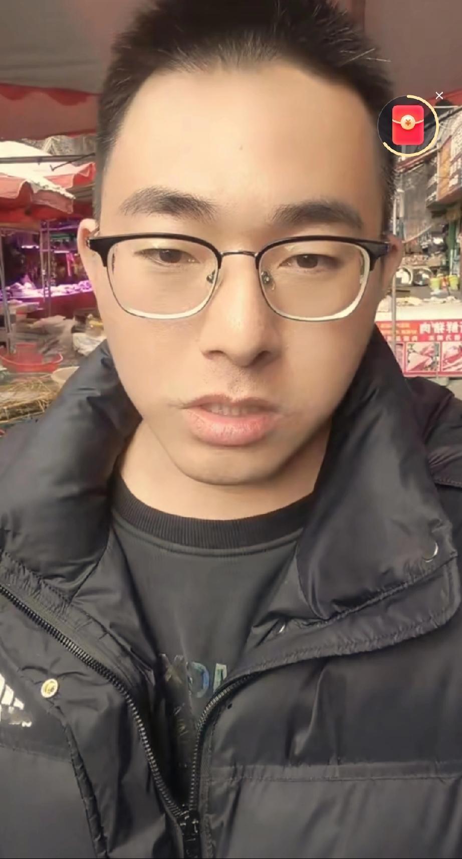 胡龙过了这个年都三十五岁了 ，今天有一位胡龙的粉丝 ，来到胡龙家拜访他们一家 ，