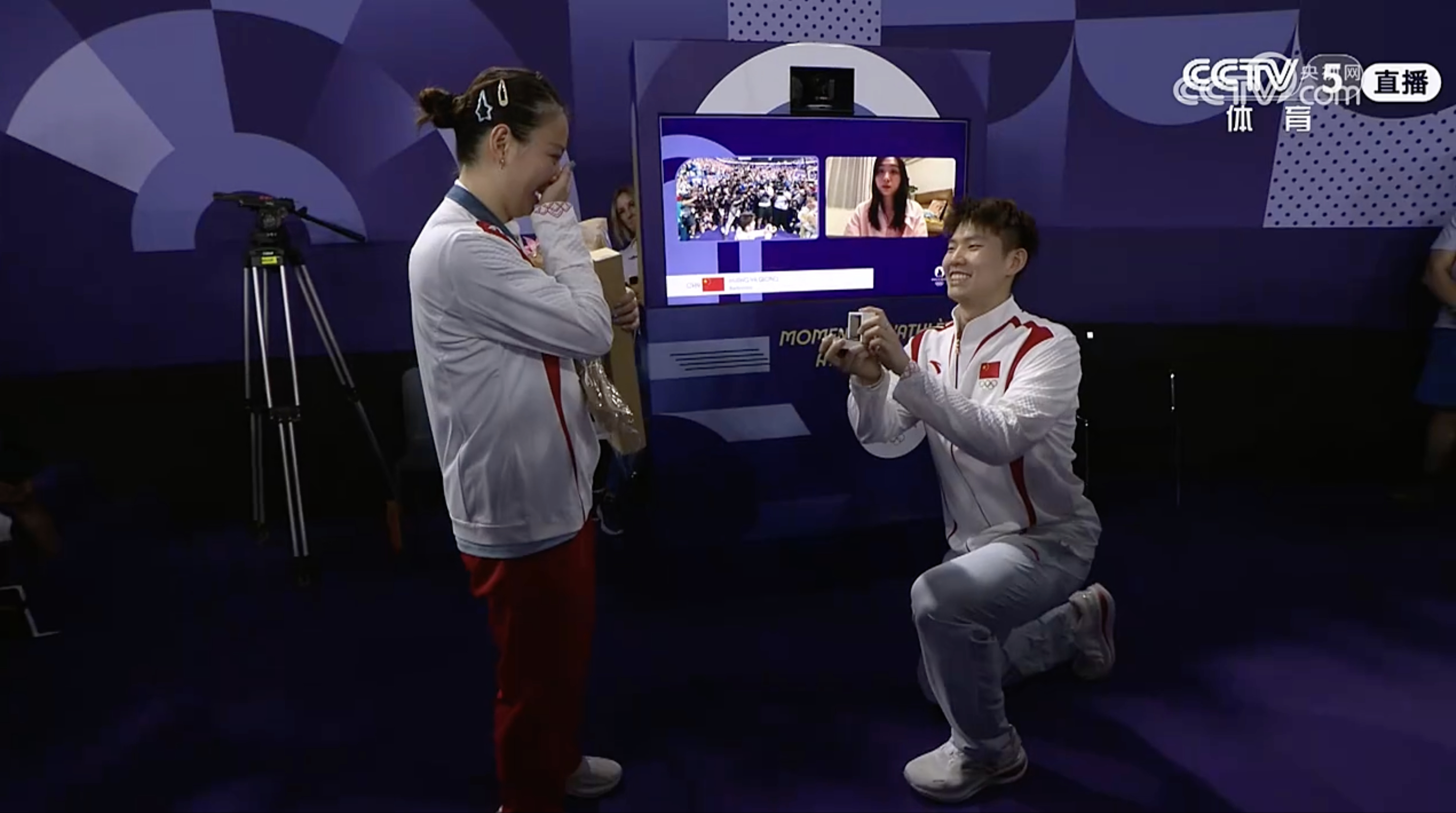 哈哈哈哈哈，突然吃狗粮，奥运会还有售后！颁奖之后，刘雨辰向黄雅琼求婚！ ​​​ 