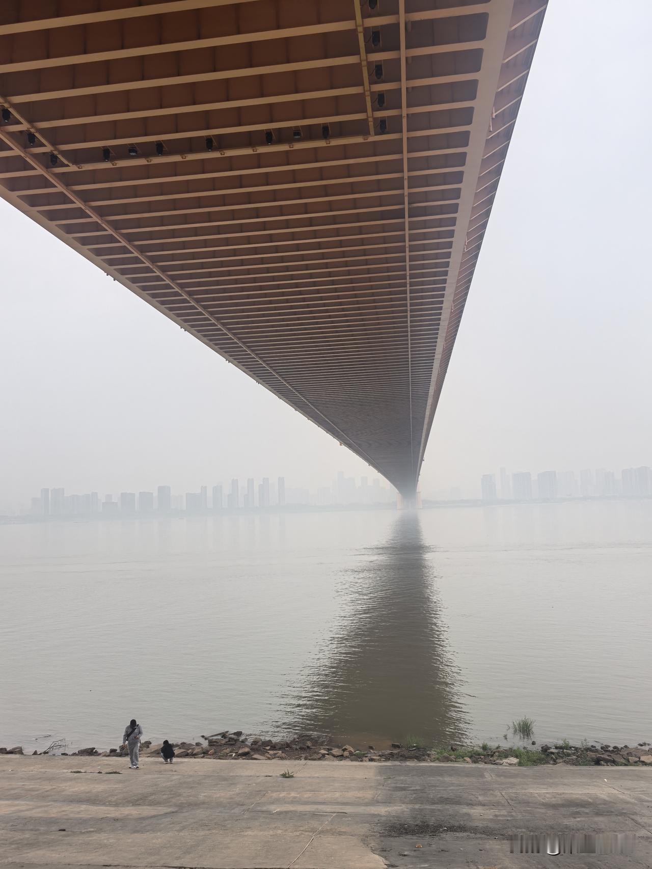 武汉又下雨了。说爱丁堡也很多雨，下起来就没个完。还有伦敦的雾，是很出名的。

我