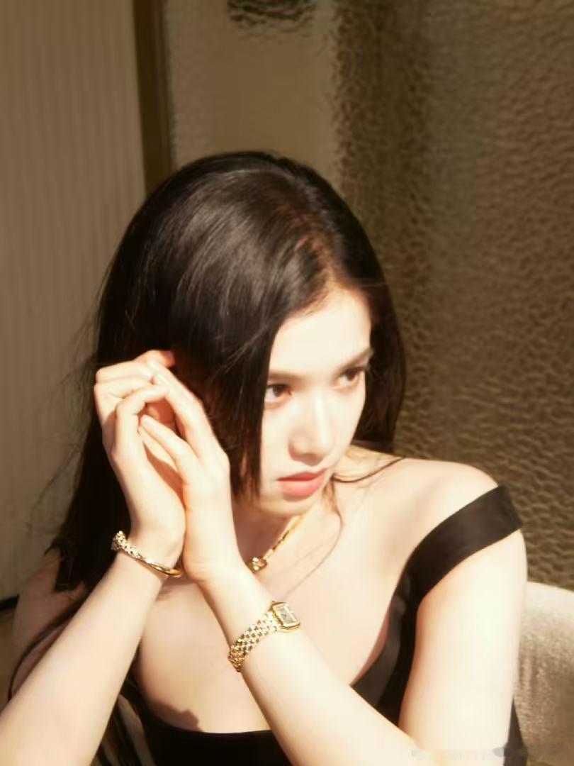 张婧仪ccd九宫格好美 被这个氛围感女神张婧仪美晕啦～ 