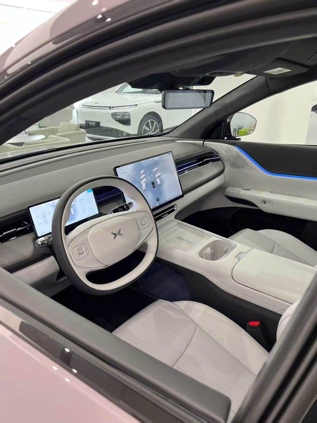 800V平台充电12分钟补能300km，后排空间接近B级车，智能驾驶支持城市道路