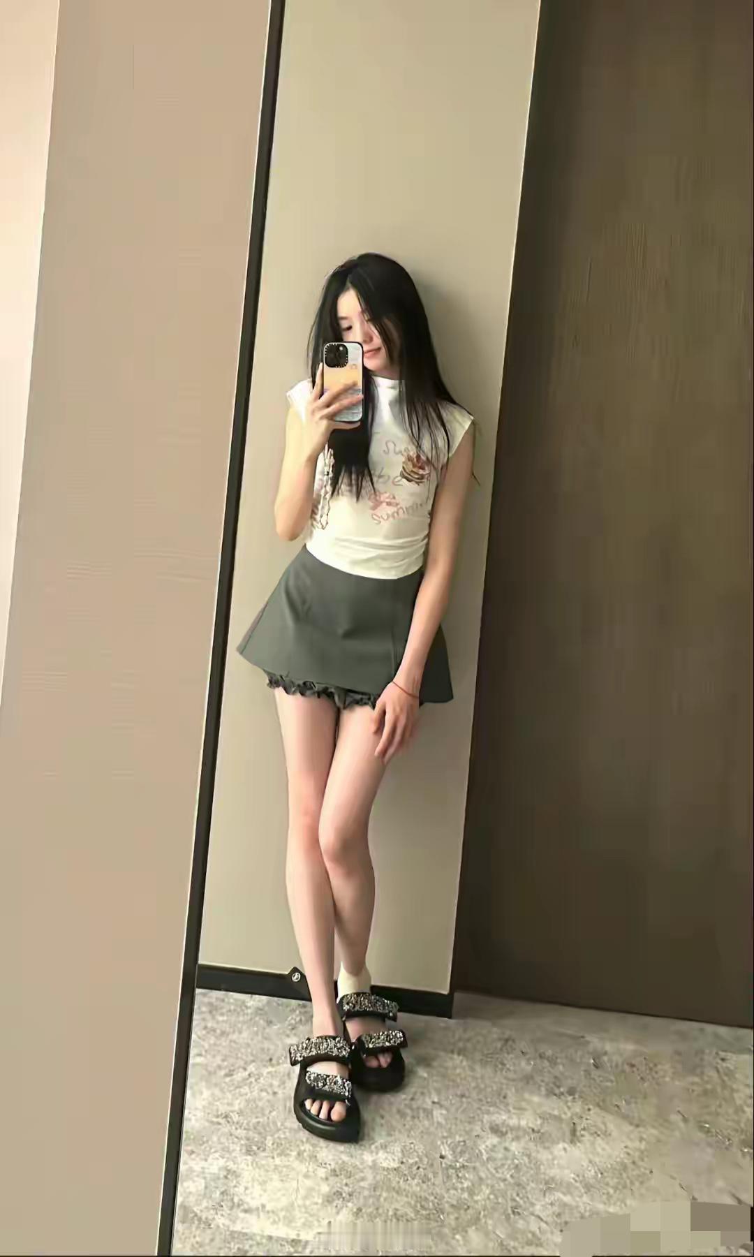 刘浩存自拍太美了，请问一下她用的是什么牌子的手机