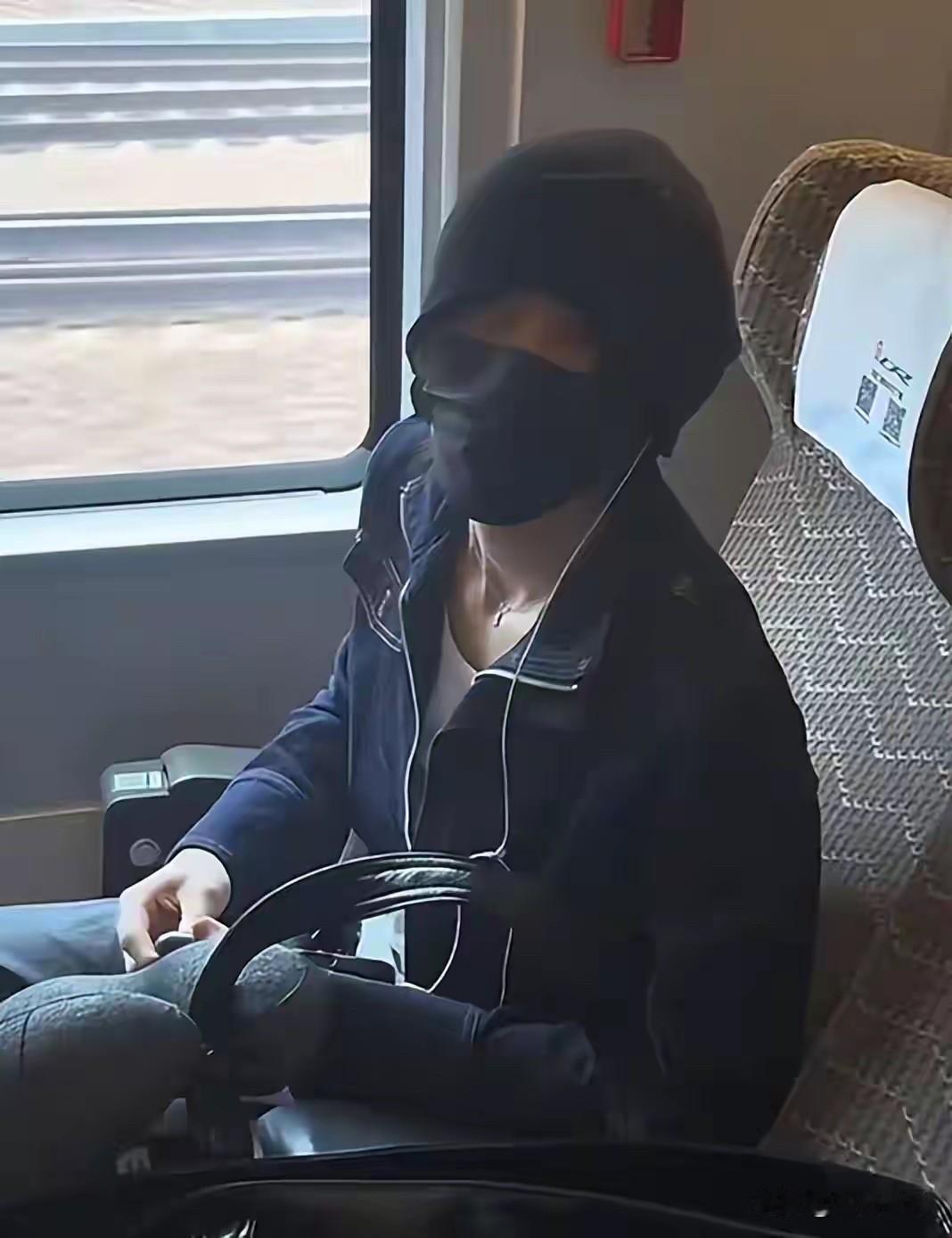艺人李权哲高铁占座后道歉这事，挺让人无语的。
高铁座位都是对号入座，这是基本规则