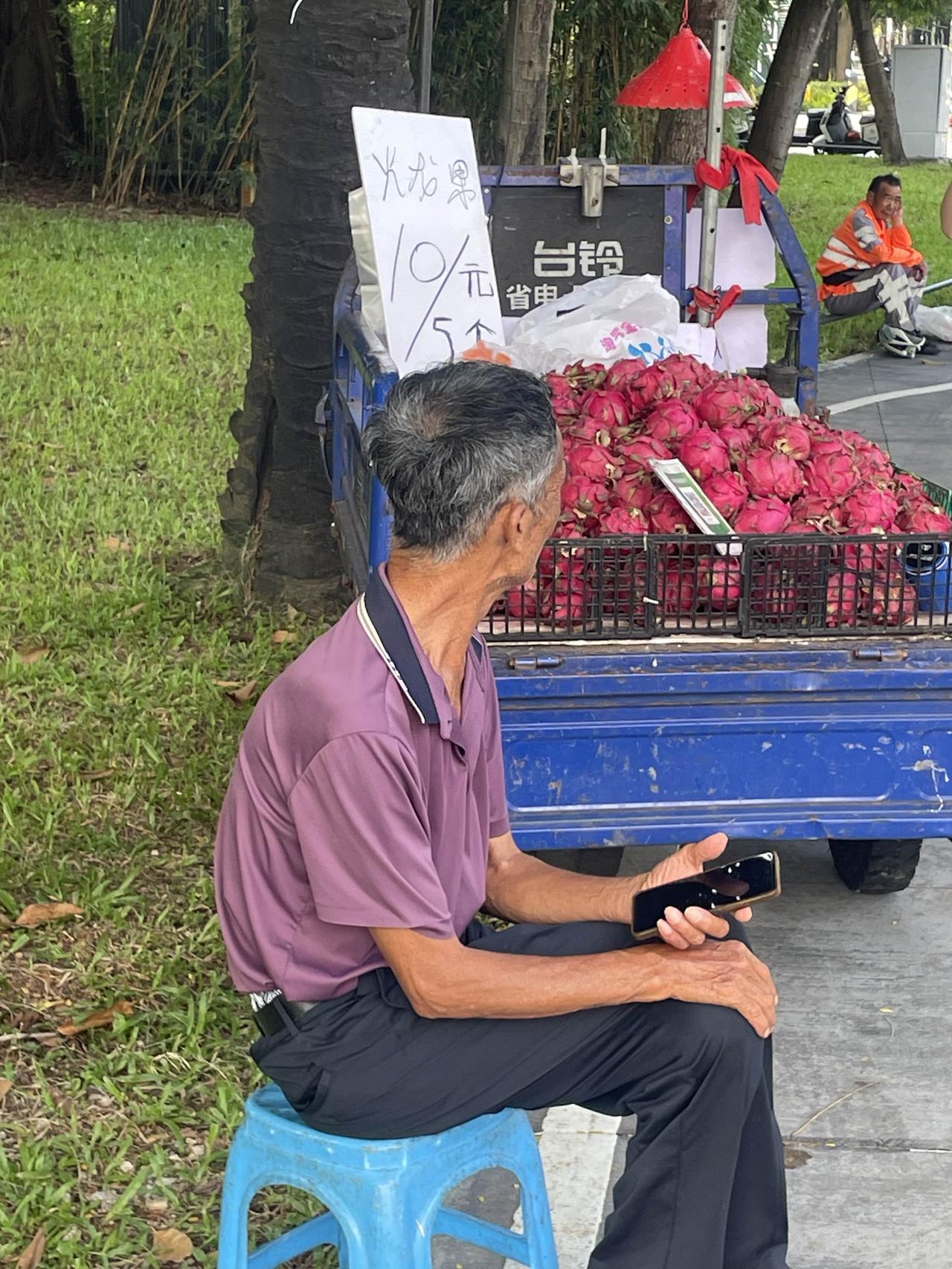 深圳的物价，火龙果10块钱五个，感觉深圳除了房价比较贵以外，其他还好。