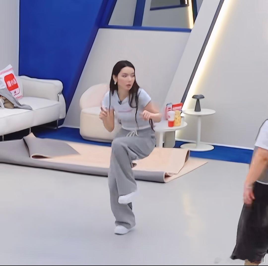 代斯在乘风爆改小品演员万万没想到！代斯在乘风舞台开启喜剧模式，水灵灵演绎大王舞，