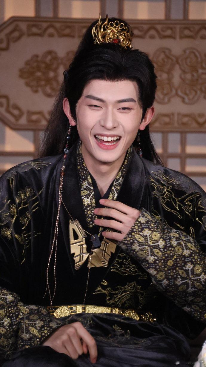 陈添祥你到底穿了多少条秋裤 陈添祥跳舞可可爱爱！腰腹凸起抢镜，手忙脚乱的样子完全