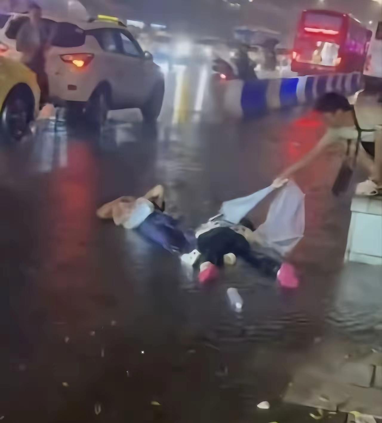 她才18岁啊。刚考上大学，跟妈妈来重庆旅游，想吃顿火锅。现在躺在ICU里，插着呼