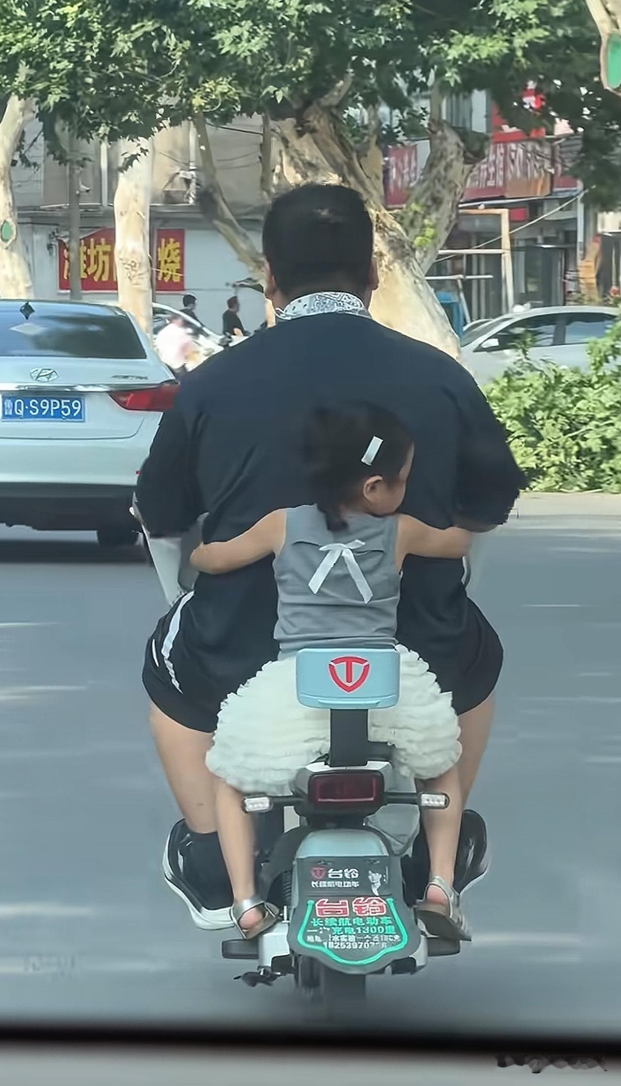 下班回家拍到的一幕，这想起一句成语…
