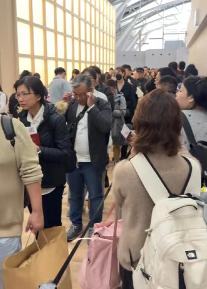 日本机场挤满了回中国的人，再不回来，小心1937-12-13，后悔来不及呀！
