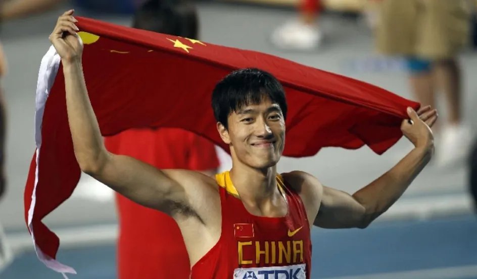 刘翔年保底收入1400万元刘翔手握耐克终身合同年保底1400万，却被体育局要求在