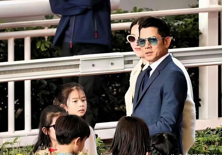 郭富城携妻子方媛及两位爱女现身香港赛马场观赛，这是方媛诞下第三胎后首次公开亮相。