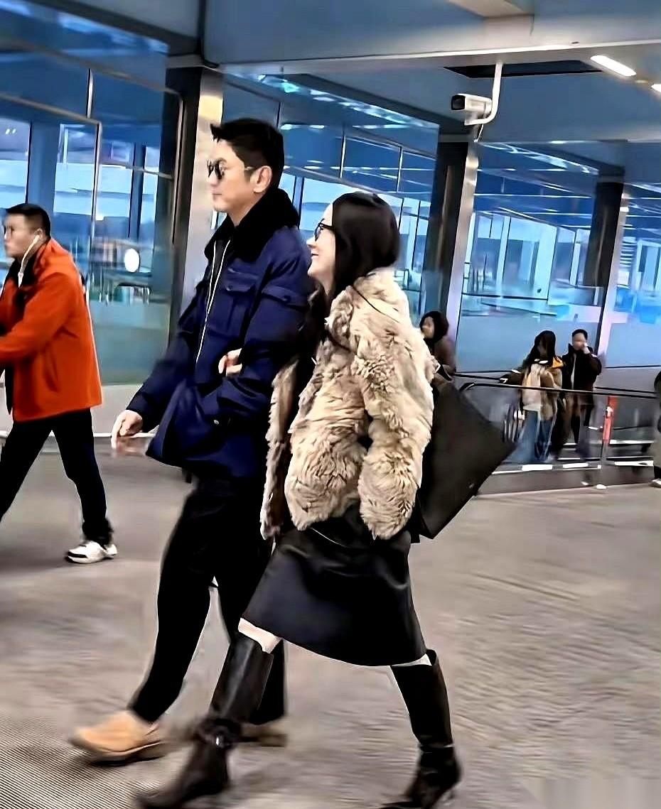 刷到霍思燕在机场的照片，挽着杜江，有点“发福”。
底下评论清一色都在说：这叫“幸
