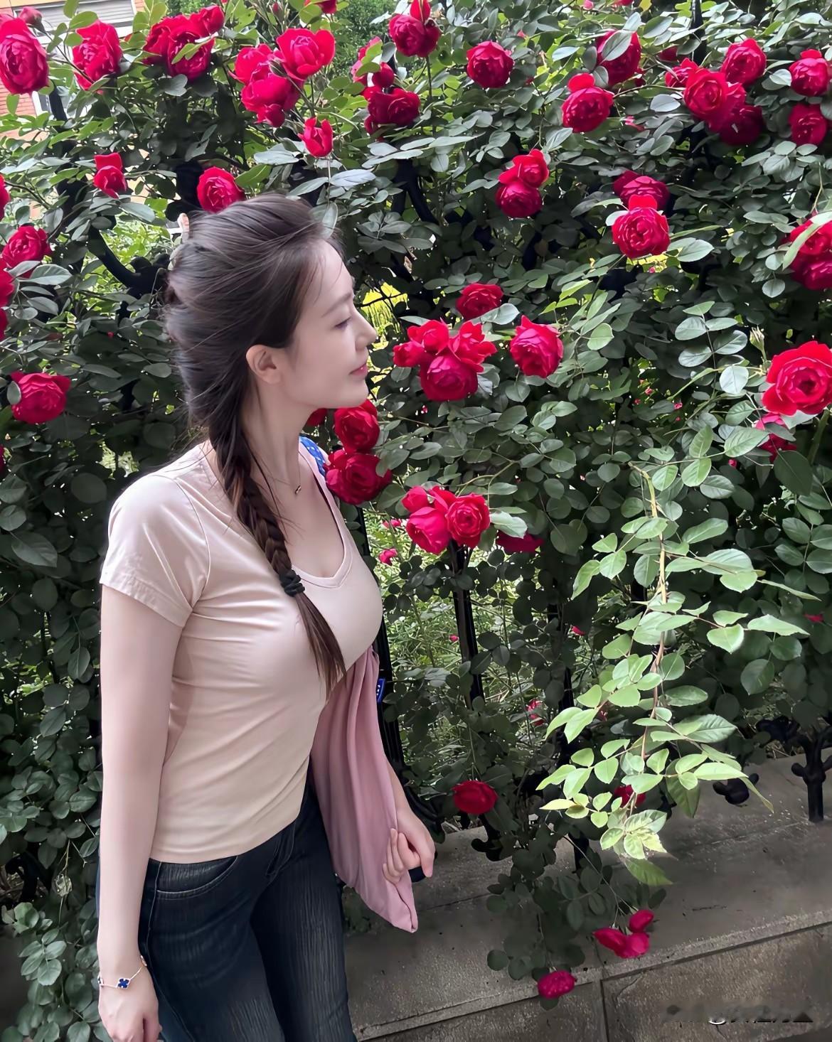 人比花娇花无色，花在人前亦黯然