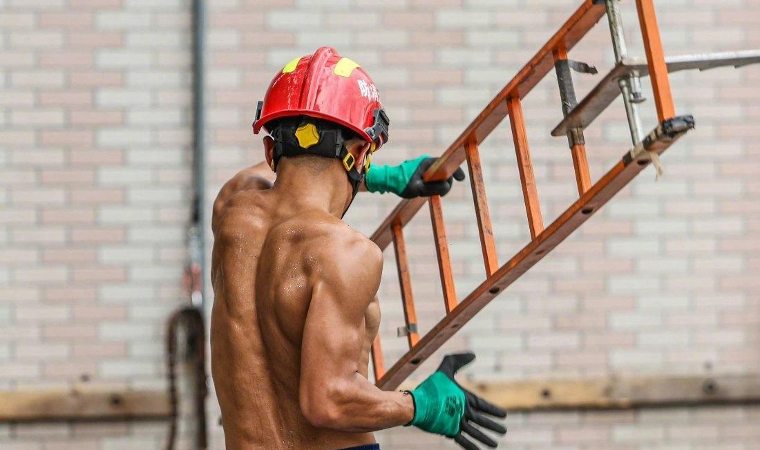 有人问：
消防员为什么总是那么强？

其实答案很简单。
因为当危险来临的时候，