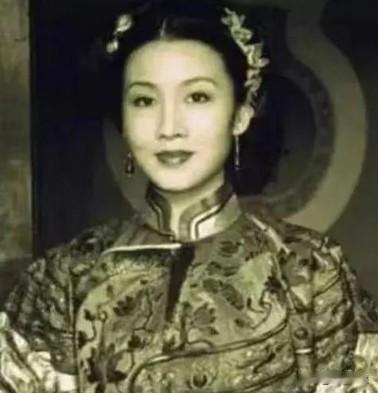 [微风]1936年，袁世凯的女儿大婚，进入洞房后，新郎兴致全无，怒骂新娘：“你个