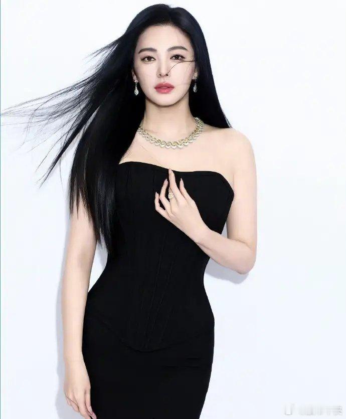 张雨绮，这事儿到底有多大……代言丢了，被骂了，那个曾经天不怕、地不怕，怼天怼地怼