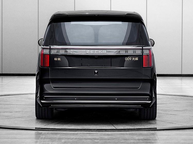 近日，极氪009光辉版正式上市，新车是极氪009的4座版本，依旧是中大型MPV，