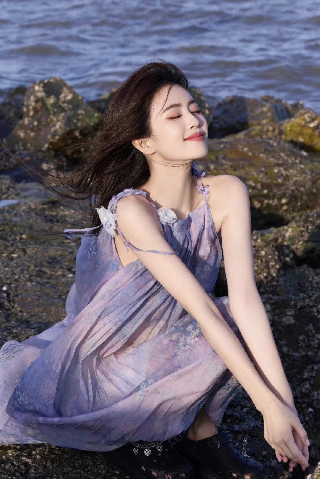 白鹿王韵娜紫色纱裙路透很难得见到王韵娜这么柔美的一套造型，紫色纱裙仙气十足，和人