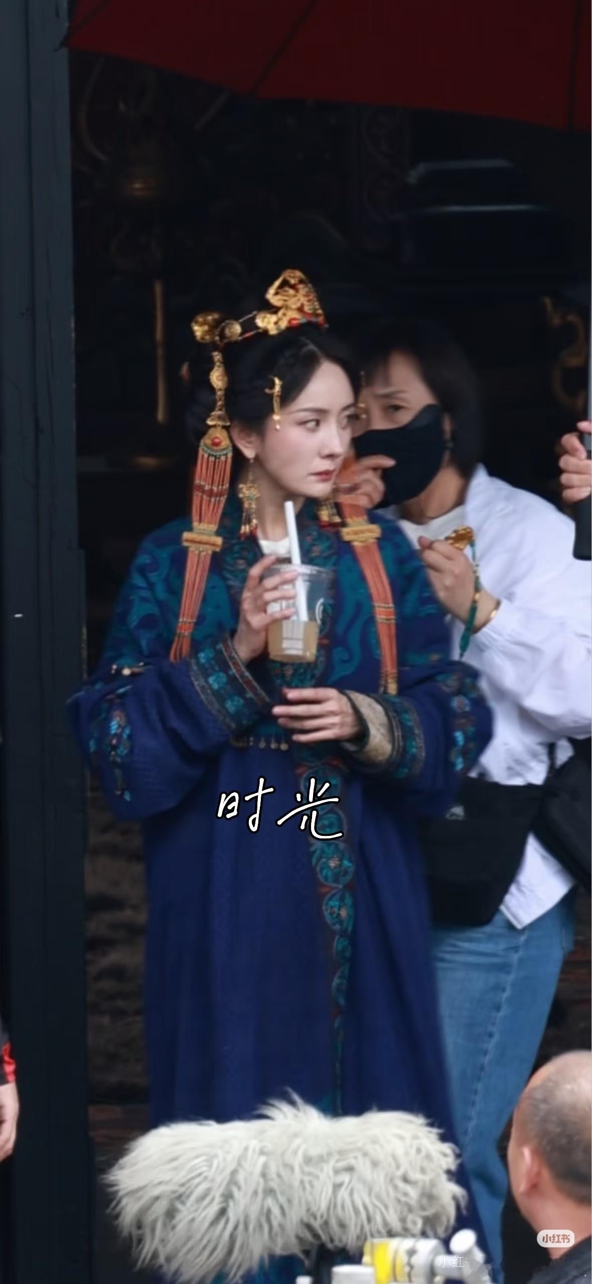 杨幂《江山大同》路透喝咖啡看起来像是对着谁黑脸翻白眼？江山大同 杨幂江山大同跪地