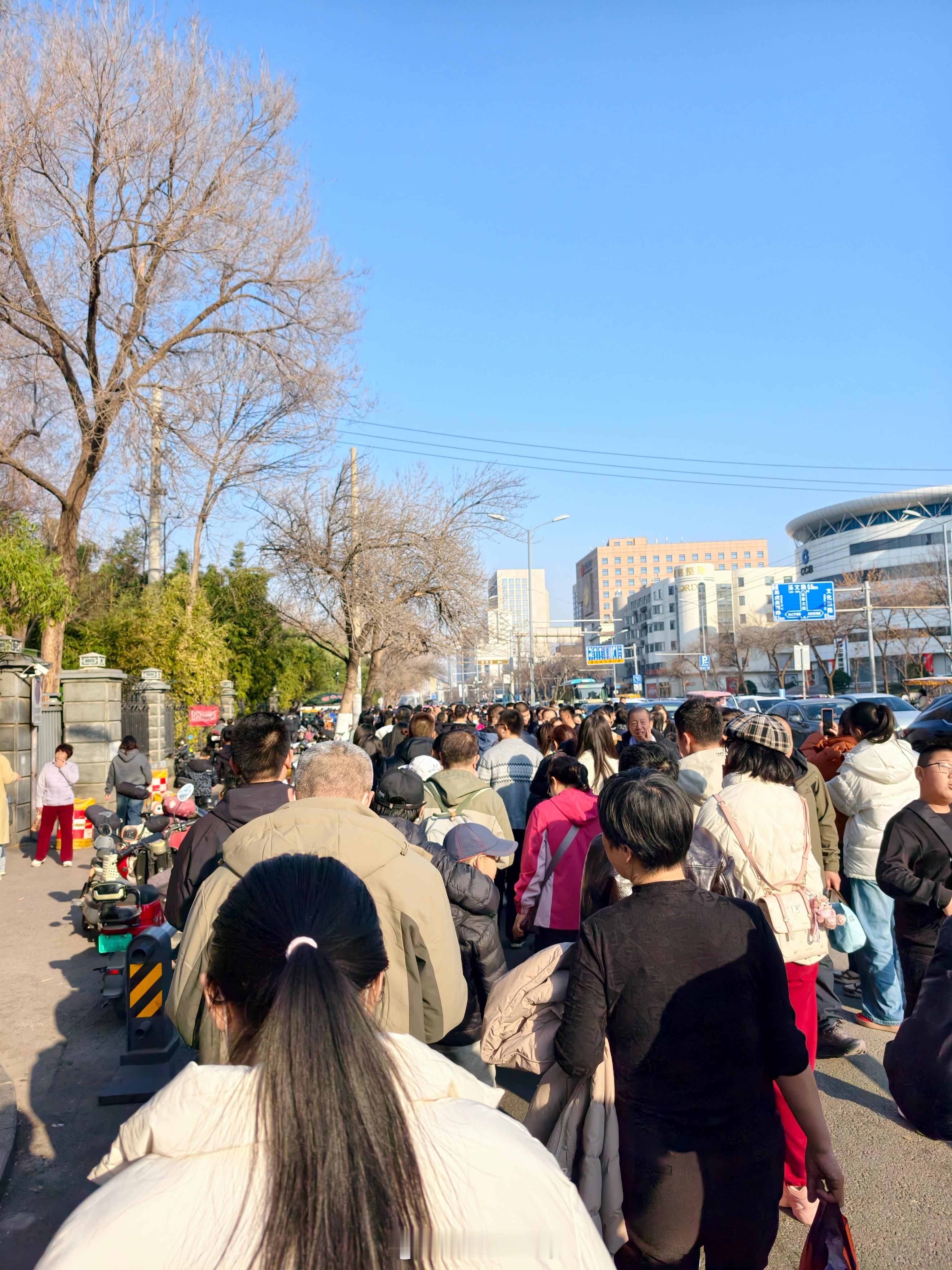 趵突泉还没进门呢，就排上队了。 济南·趵突泉公园