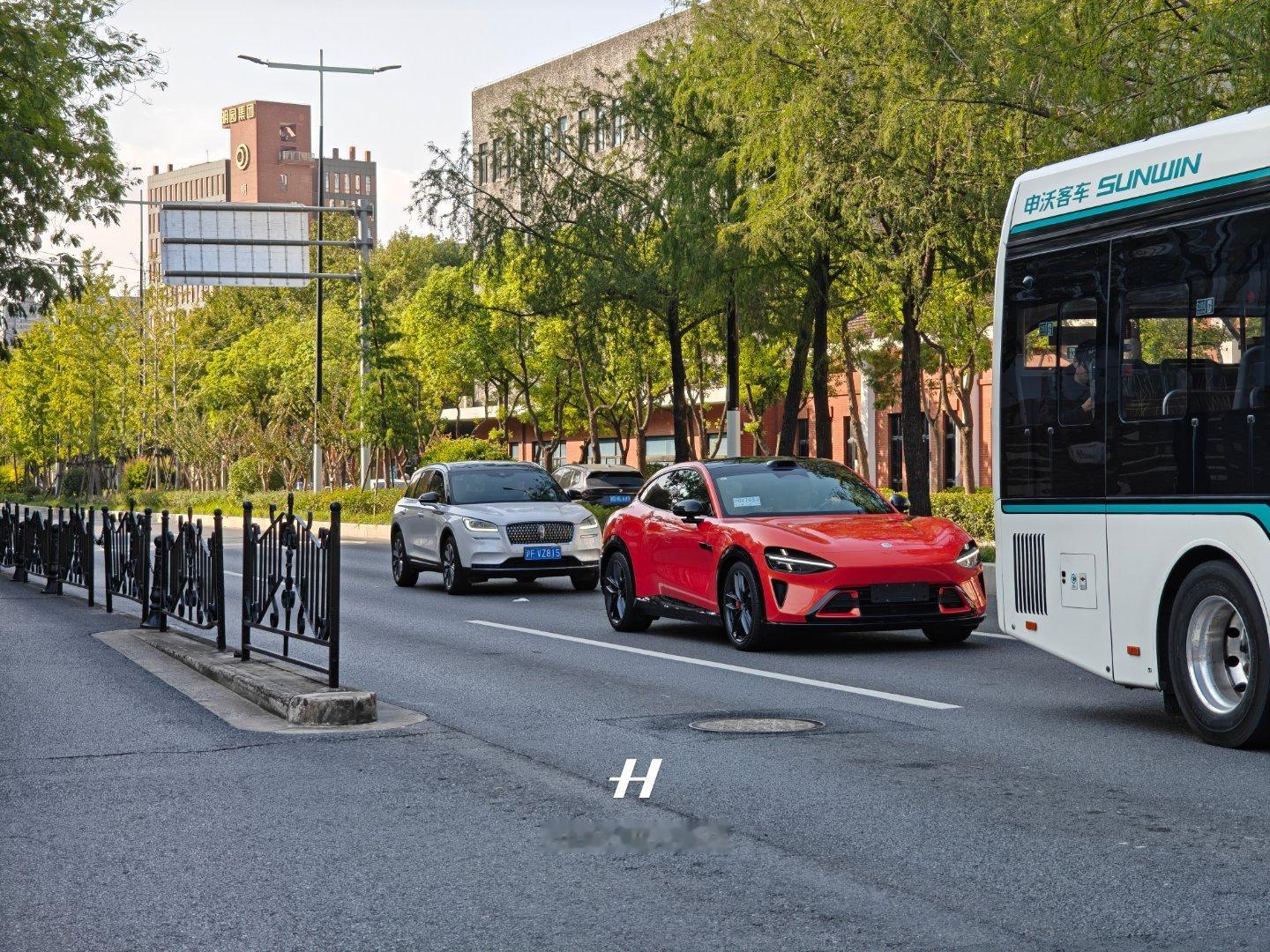 这车跑在路上，注意力不想重视都难啊[老师爱你] ​​​