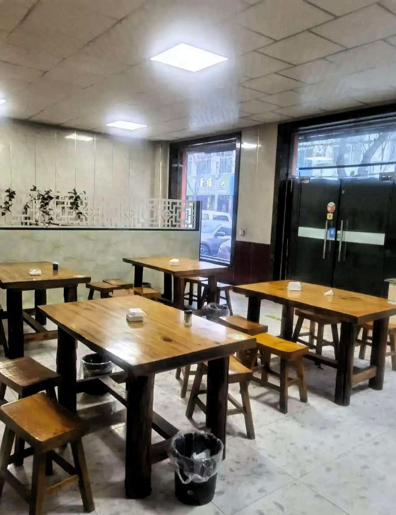 山东济南，一个大二女生在一家面馆干了整整五十三天暑期工。结账那天，老板娘把工资转