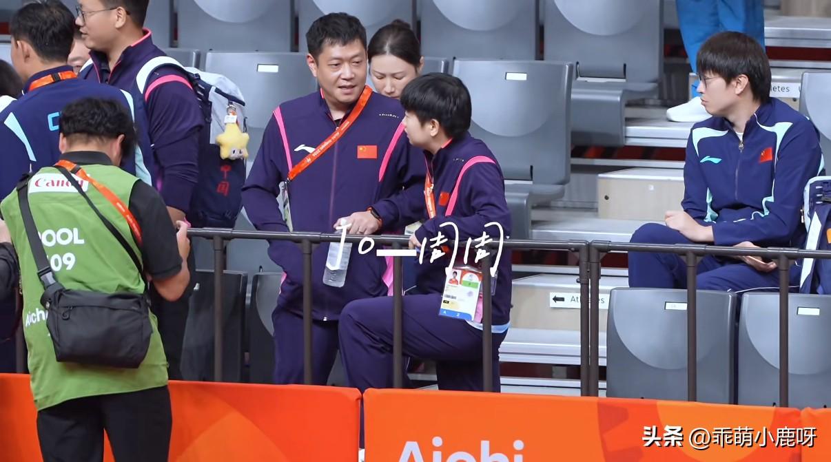 女双结束后为了表示团结，莎莎还要排队等着祝贺，期间我们小莎根本停不下来，拉着co