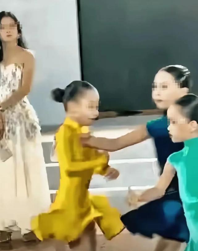“天生坏种！”深圳拉丁舞赛场推人事件处罚结果公布：蓝裙女孩第三名成绩取消，禁赛一