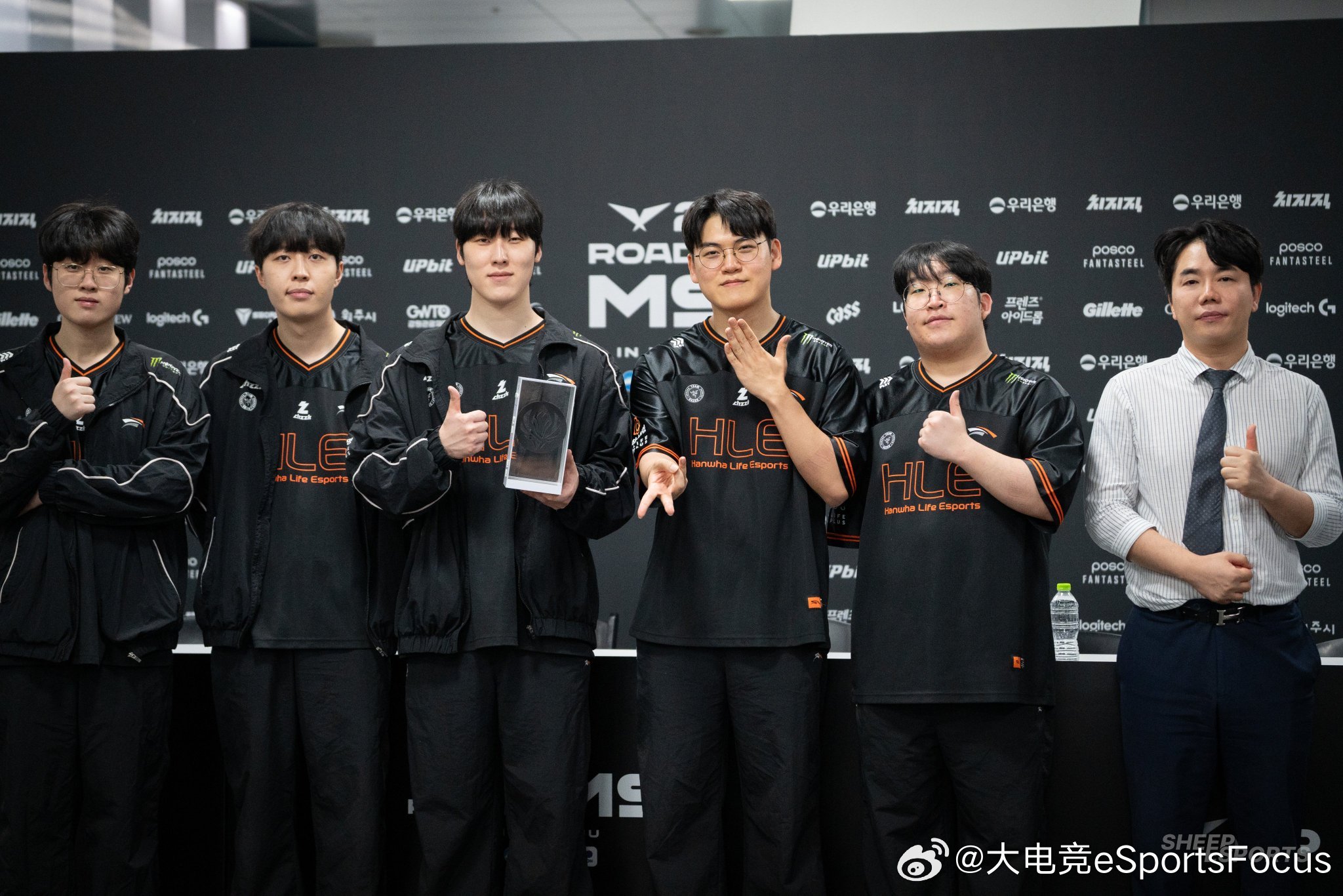 HLE赛后合影，摄影师：Gumayusi，谢谢你的pose 😭😭HLE对战T