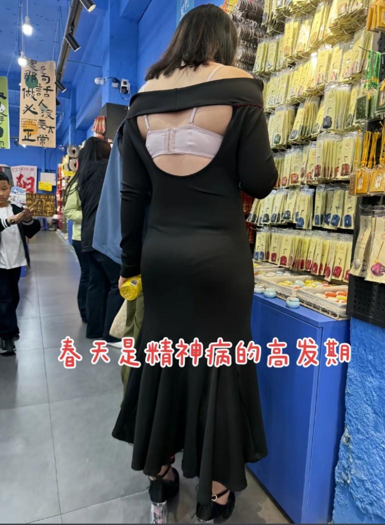 死丫头真会打扮，真好看！回头率百分百，勇气可嘉，打败了百分之九十九的对手
漏肩漏